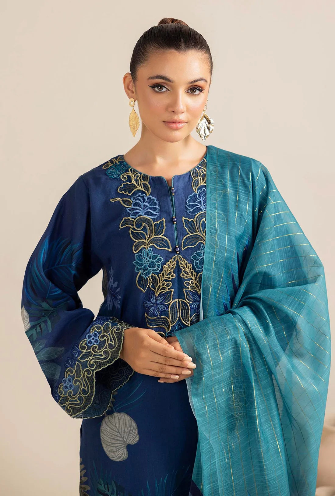 ADAN LIBAAS-3PC KARANDI PRINTED EMBROIDERED SHIRT WITH KARANDI PRINTED SHAWL AND KARANDI PRINTED TROUSER-EP-5467