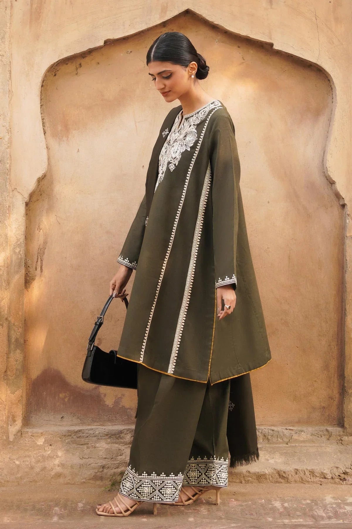 ZARASHAHJAHAN-3PC DHANAK EMBROIDERED SHIRT WITH DHANAK EMBROIDERED SHAWL & EMB TROUSER- EP-5058