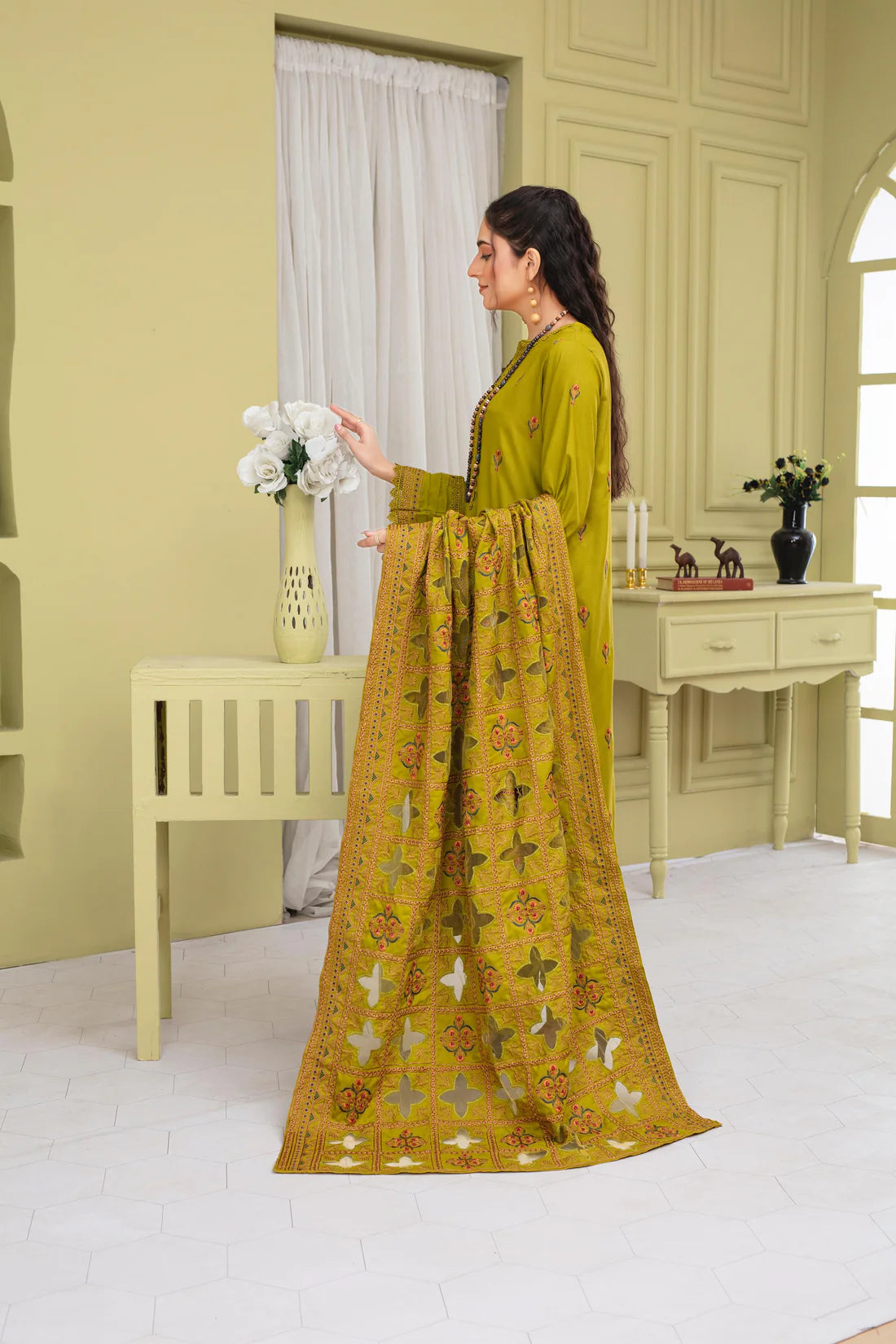 ELAAN.PK-3PC DHANAK EMBROIDERED SHIRT WITH HEAVY CUTWORK EMBROIDERED DHANAK SHAWL AND TROUSER-EP-5475