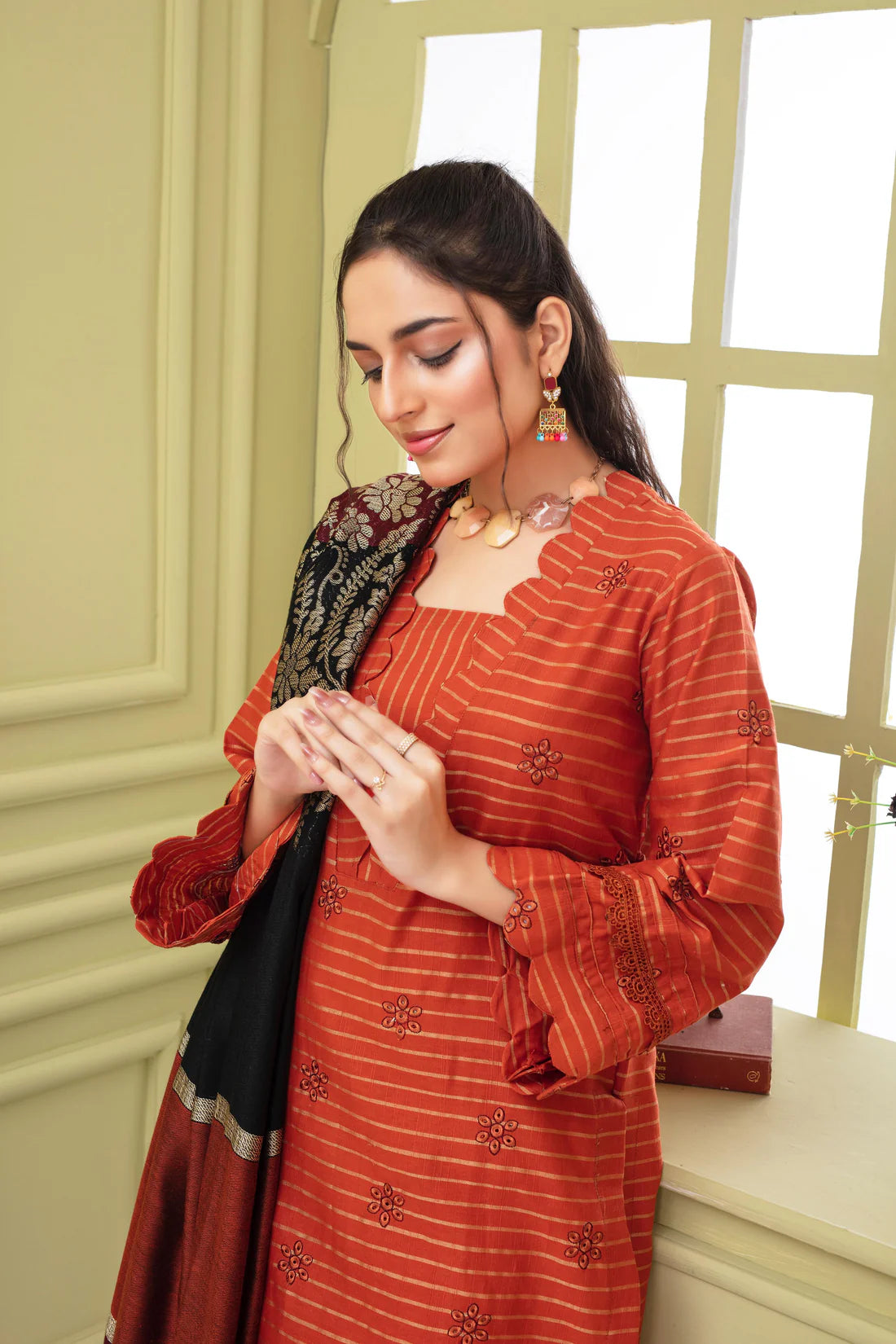 ELAAN.PK-3PC SLUB KHADAR CUTWORK EMBROIDERED SHIRT WITH JACQUARD WOOL SHAWL-EP-5479